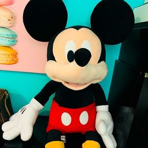 NWOT Jumbo Disney Mickey Mouse Plush !! ♥️🎁🧸🧸🥰🥰perfect for Christmas
